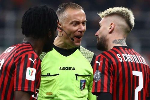 Sự cố hy hữu khiến derby Milan bù giờ 10 phút