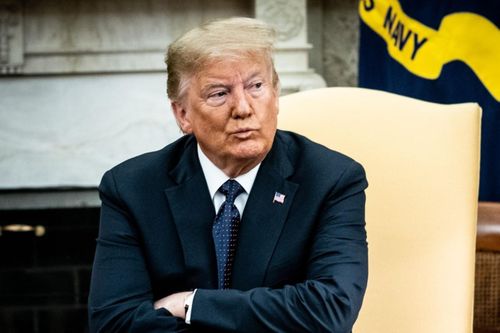 Tên ông Trump bị gỡ khỏi tòa tháp đôi cao cấp ở Mỹ