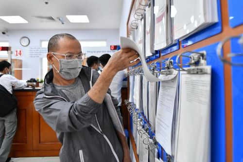 Cán bộ tất bật giải quyết thủ tục hành chính cho người dân TP Thủ Đức