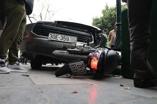 Tai nạn giao thông mới nhất hôm nay 27/1: Ô tô cuốn xe máy vào gầm, một phụ nữ tử vong