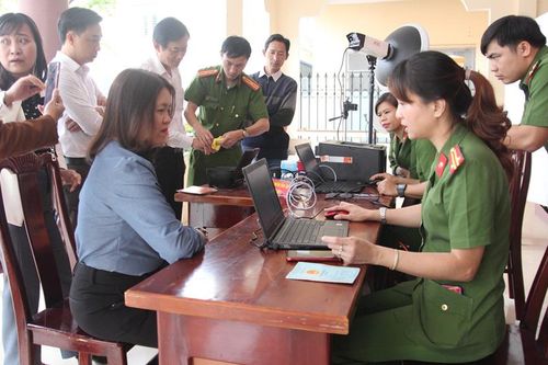 Quận Cẩm Lệ chính thức cấp Căn cước công dân cho người dân vào ngày 27-1
