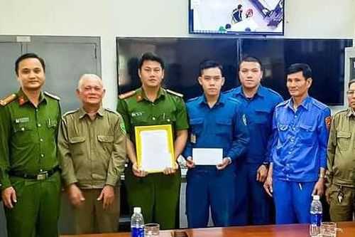 Khen thưởng thành tích truy bắt tội phạm