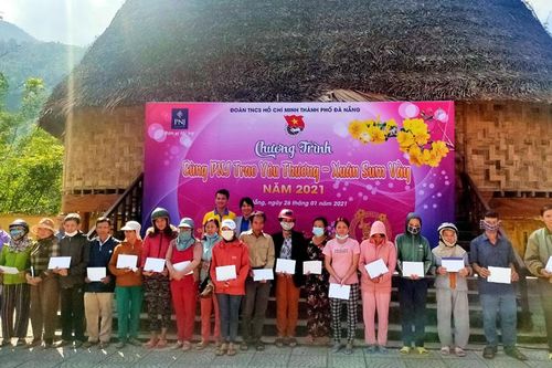 Tặng quà Tết cho mẹ VNAH, người nghèo