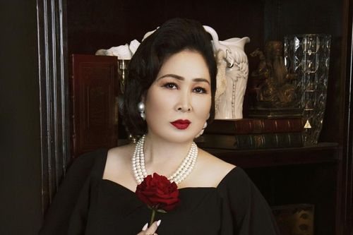 Cư dân mạng 'choáng' khi lần đầu thấy NSND Hồng Vân ăn mặc hở và dữ dằn 'nhiều' đến thế!