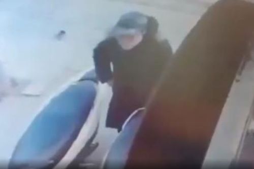 Nữ 'đạo chích' cạy cốp xe máy trộm ví nhanh như chớp trên phố Hà Nội