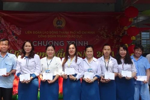 TP.HCM: Trao quà Tết cho giáo viên, nhân viên có hoàn cảnh khó khăn