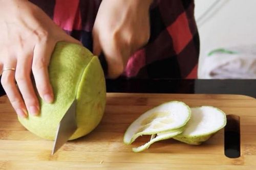 Bổ bưởi kiểu này ai dám rước về làm dâu