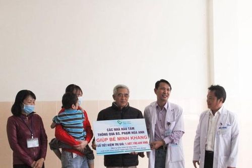 Bác sĩ kêu gọi hơn 1,4 tỷ đồng hỗ trợ cho cháu bé bị bố chém vào vùng mặt