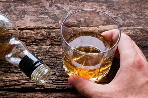 Người đàn ông 40 tuổi có dấu hiệu hoang tưởng sau khi uống rượu