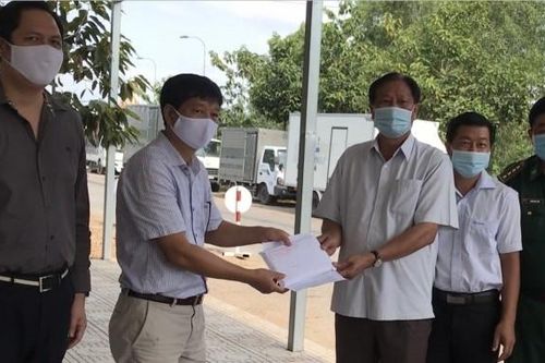 Kiên Giang trao quà tặng hỗ trợ bà con gốc Việt tại Campuchia đón Tết Tân Sửu 2021