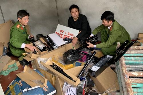 Bắt giữ đối tượng tàng trữ, mua bán hơn 1.500 linh kiện lắp súng nén khí hơi