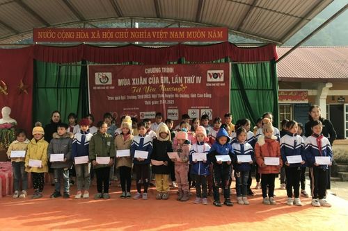 Chương trình 'Mùa xuân của em': Chắp cánh ước mơ cho học sinh nghèo vùng cao