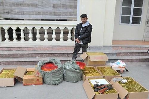 Bắt đối tượng vận chuyển pháo, phát hiện tàng trữ cả súng