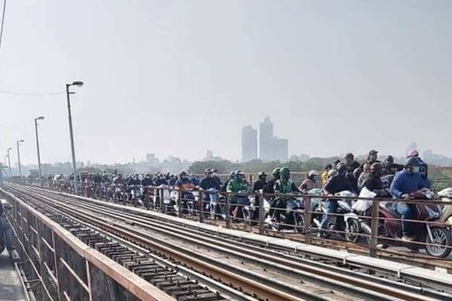 Nam thanh niên nghi nhảy cầu Long Biên, để lại tin nhắn