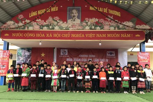 Hội Nhà báo Việt Nam tặng hàng trăm suất học bổng, quà Tết cho học sinh miền núi
