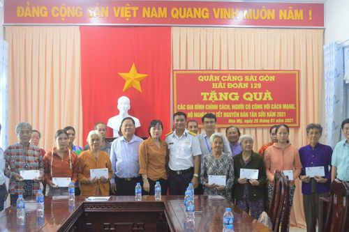 Tổng Công ty Tân Cảng Sài Gòn bàn giao nhà tình nghĩa và tặng quà tại Bến Tre và Hậu Giang