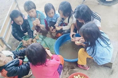 Tranh thủ trẻ ngủ trưa, cô giáo vội chốt đơn bán hàng bù đồng lương ít ỏi