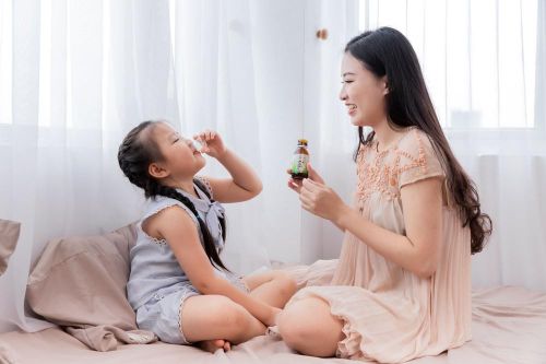 Những sai lầm bố mẹ hay mắc khi trị ho, sổ mũi cho trẻ tuổi đến trường