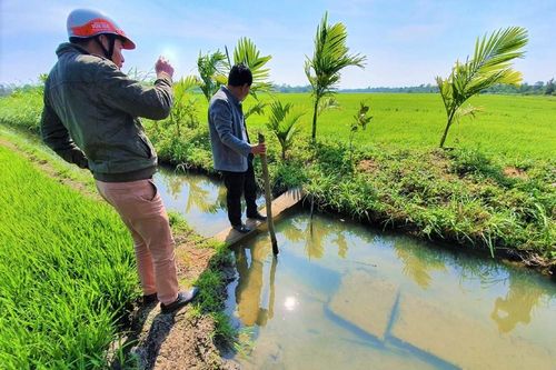 Đắk Lắk: Dân vét nước tưới bên kênh thủy lợi chục tỷ bỏ hoang