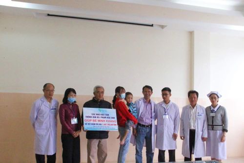 Bé trai bị bố tâm thần chém rách màng não được hỗ trợ 1,4 tỷ đồng