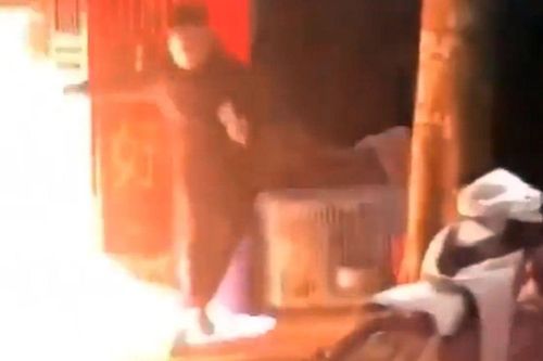 Tưới xăng định đốt vợ cũ vì ly hôn không chia tài sản