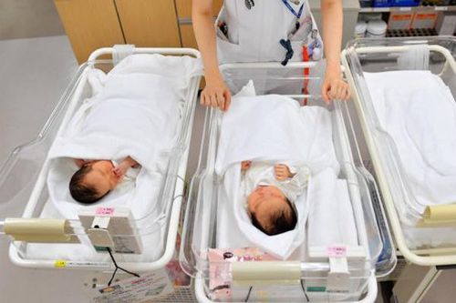 Phụ nữ sinh đủ 2 con trước 35 tuổi được thưởng tiền