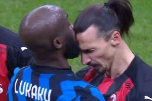 Lukaku và Ibrahimovic thóa mạ, 'húc' nhau ngay trên sân
