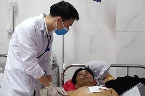 Tòa án mời lên giải quyết tranh chấp, một người bị đâm nguy kịch