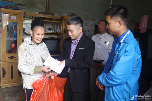 Tòa án nhân dân tỉnh tặng quà Tết người nghèo tại Anh Sơn
