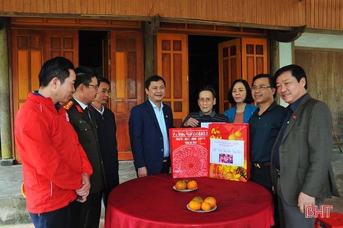 Phó Chủ tịch UBND tỉnh tặng quà tết cho các đối tượng chính sách tại Hương Khê