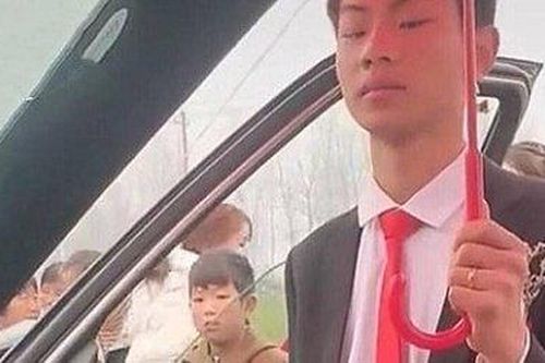 Cô dâu ngồi lì trên xe làm điều này khiến chú rể sốt ruột