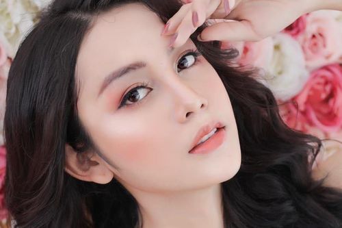 Lương Mỹ Kỳ đăng ảnh với bạn thân 7 năm nhưng nhan sắc của cả hai mới là điều gây bất ngờ