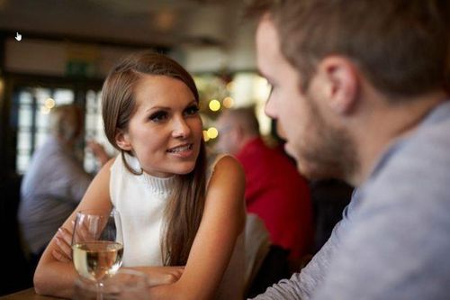 Cô gái chia tay người yêu ngay trong buổi hẹn hò đầu tiên vì hình ảnh phản chiếu qua mắt kính chàng trai