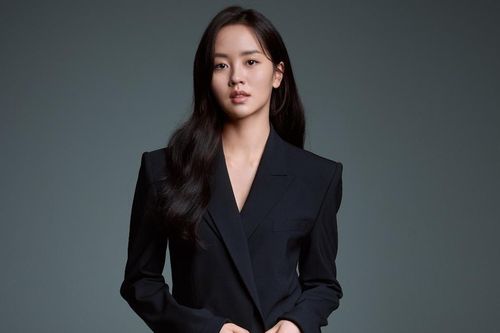 Kim So Hyun tung loạt ảnh mới nhân dịp đổi công ty