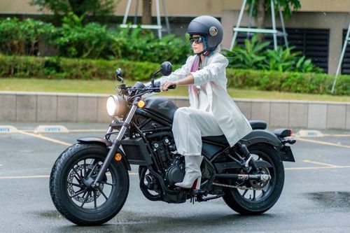 H'Hen Nie vẫn tươi cười chụp hình với fan dù thi rớt bằng lái xe