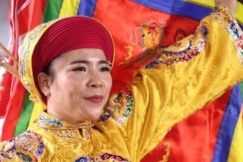 Thanh đồng Huyền Trang nhận bằng khen của Hội Di sản Văn hóa Việt Nam
