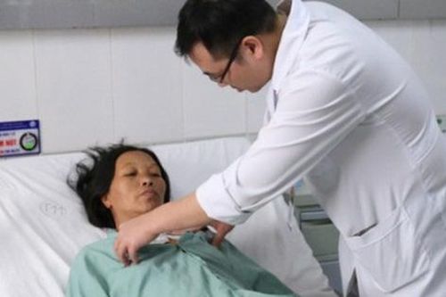 Cùng lúc thay 3 van tim cho nữ bệnh nhân 46 tuổi