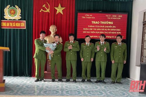 Trao thưởng cho Công an thị xã Nghi Sơn lập thành tích trong đấu tranh trấn áp tội phạm