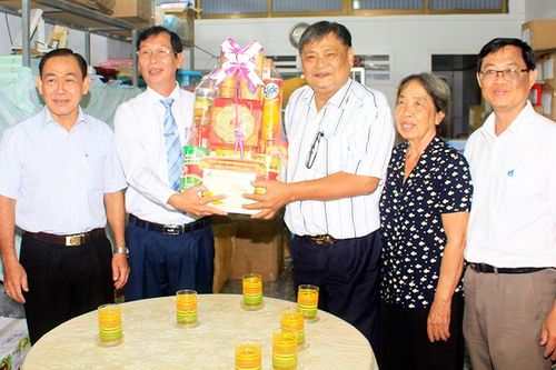 Phó Chủ tịch UBND tỉnh An Giang Lê Văn Phước thăm, chúc Tết các đơn vị và gia đình chính sách