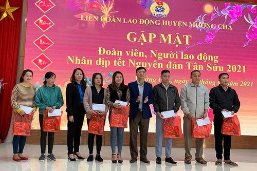 Trao quà tết cho người lao động khó khăn Mường Chà
