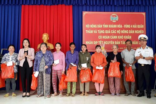 Lữ đoàn 955 và Hội Nông dân tỉnh Khánh Hòa tặng quà gia đình chính sách