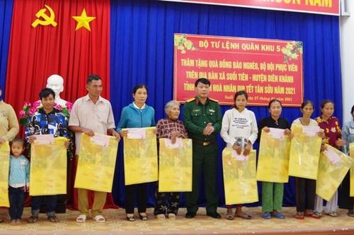 Trao quà Tết của Quân khu 5 cho đồng bào nghèo xã Suối Tiên