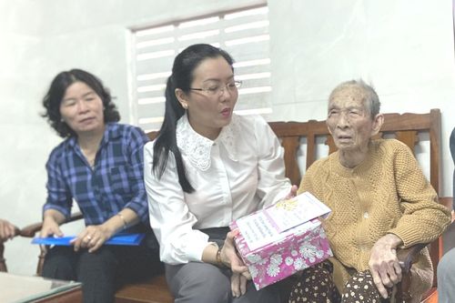 Trao quà chúc thọ của Chủ tịch nước cho 4 người 100 tuổi tiêu biểu ở Ninh Hòa
