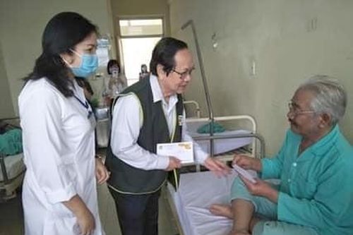 Tặng 60 suất quà cho bệnh nhân nghèo, có hoàn cảnh khó khăn