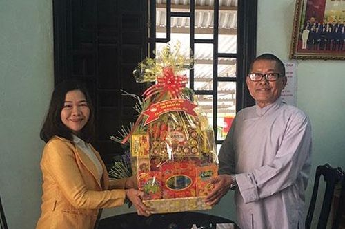 Thăm, tặng quà Tết các già làng, người có uy tín và cơ sở tôn giáo thị xã Ninh Hòa