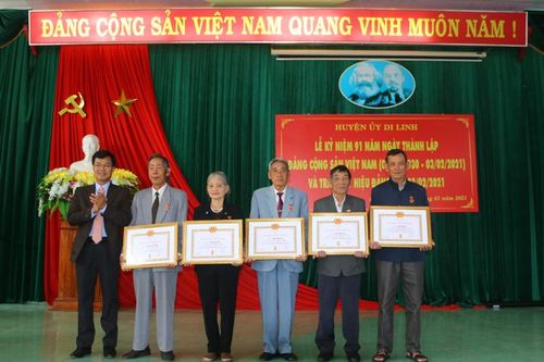 Di Linh trao Huy hiệu Đảng cho 23 đảng viên