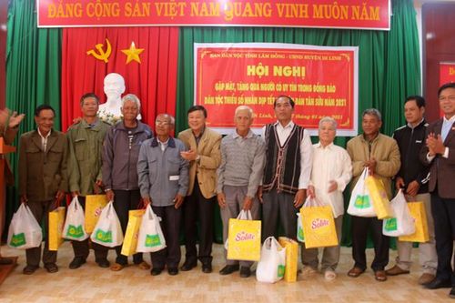 Gặp mặt, tặng quà Tết cho người có uy tín