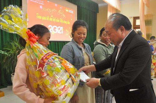 Hội Nông dân tỉnh và Ngân hàng Agribank Lâm Đồng tặng quà tết cho hội viên