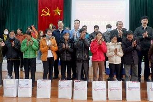 Trao quà 'Tết đến mọi nhà' tại huyện Thanh Ba