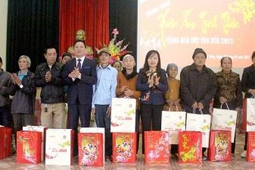 Thăm, tặng quà gia đình chính sách, hộ nghèo tại Thanh Thủy